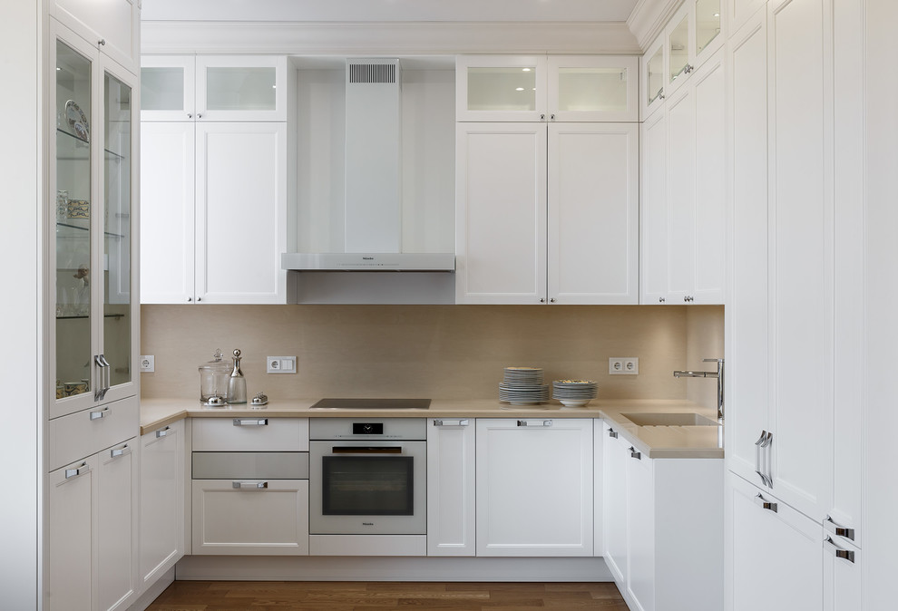 Белая кухня и гардеробная комната в глубоком синем цвете