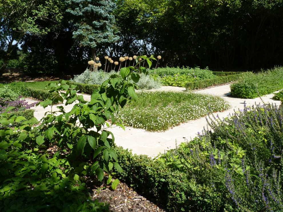 Exemple d'un jardin arrière tendance de taille moyenne et l'été avec une exposition partiellement ombragée et des pavés en pierre naturelle.