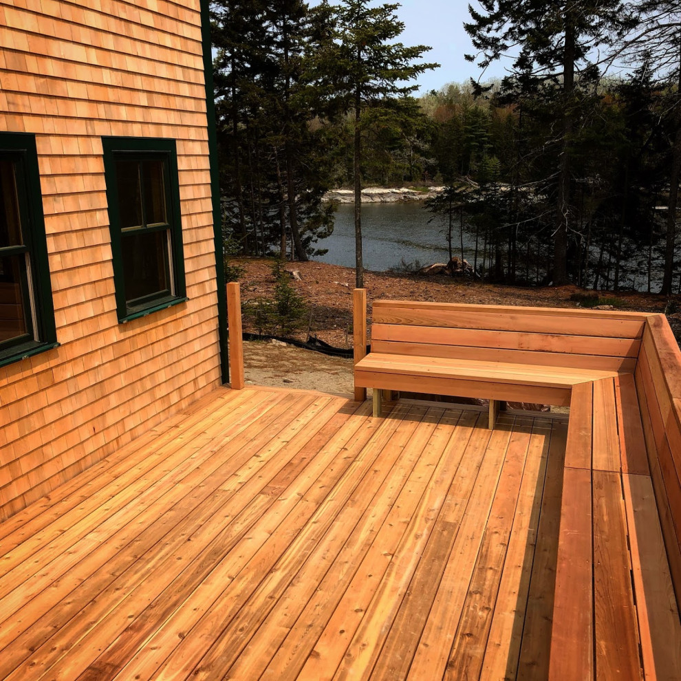 Imagen de terraza planta baja contemporánea grande sin cubierta en patio trasero con barandilla de madera
