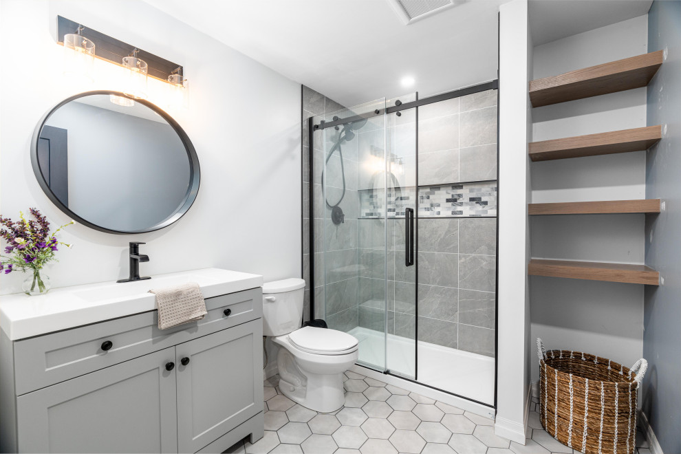 Cette image montre une grande salle de bain style shabby chic avec un sol en vinyl et un sol beige.