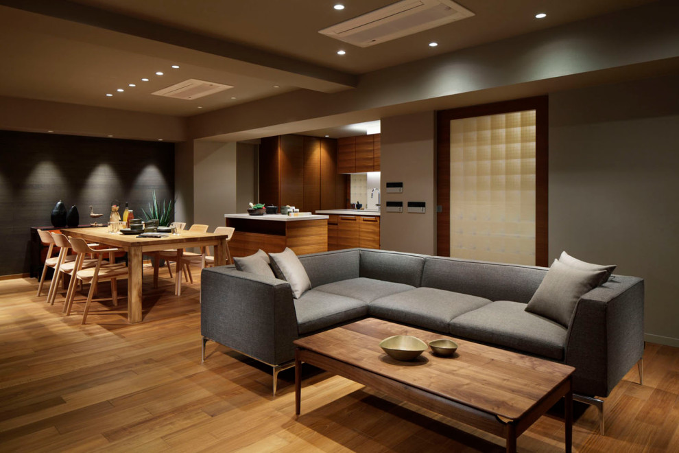 Großes, Repräsentatives, Offenes Modernes Wohnzimmer mit grauer Wandfarbe, braunem Holzboden, freistehendem TV, braunem Boden, Tapetendecke und Holzdielenwänden in Tokio