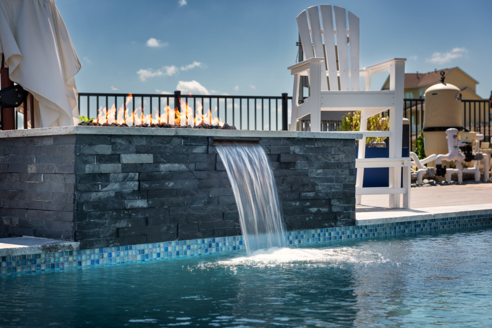 Modelo de piscina contemporánea de tamaño medio a medida en patio lateral con adoquines de piedra natural