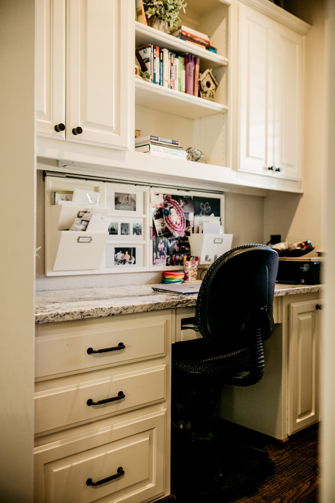 Example of a transitional home design design in Dallas