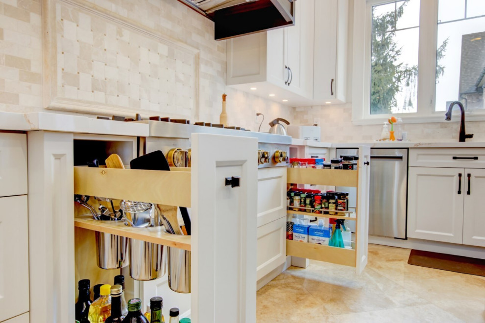 Transitional home design photo in Toronto