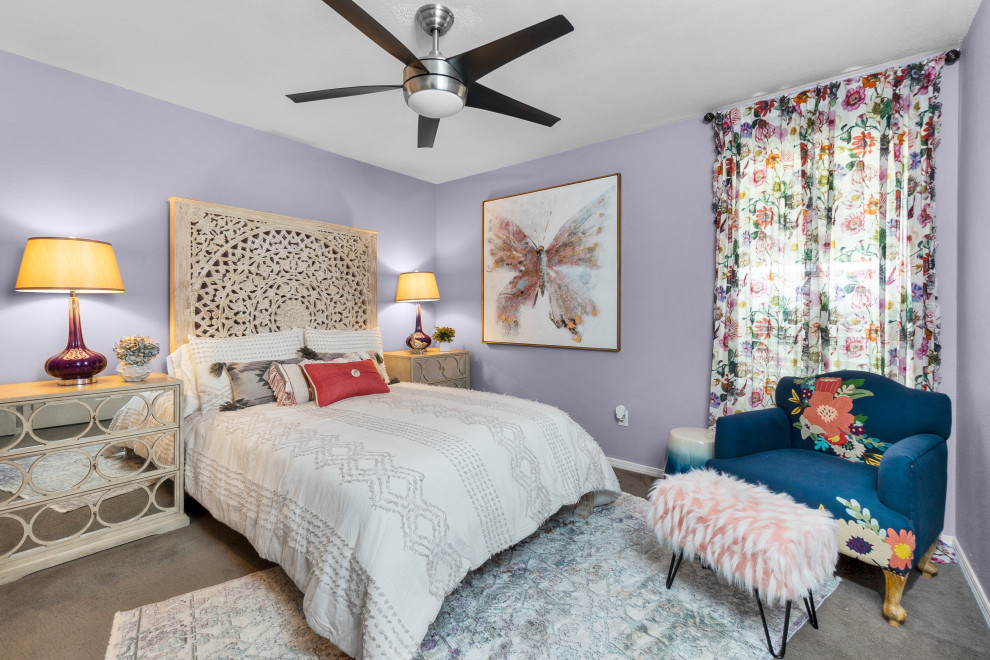 Foto de dormitorio bohemio de tamaño medio con paredes púrpuras, moqueta y suelo beige