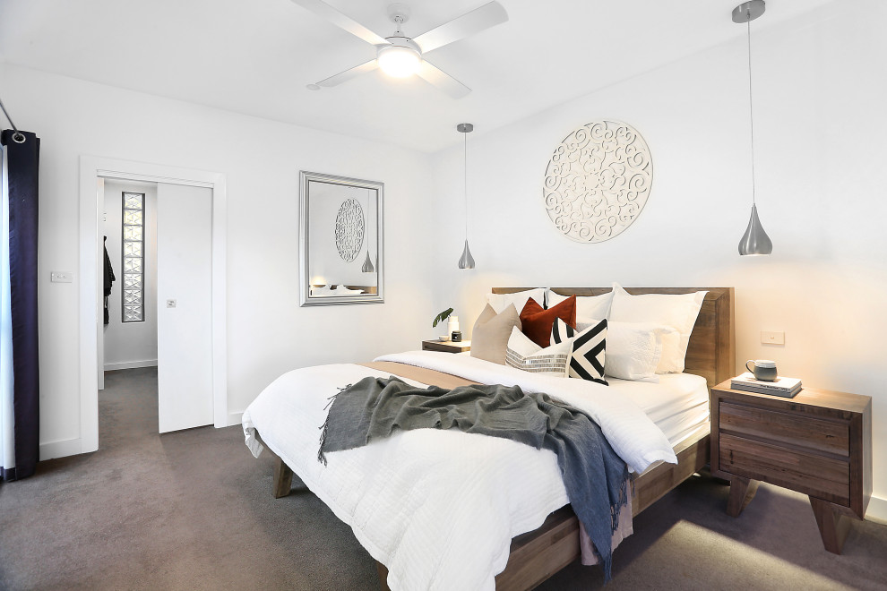 シドニーにある広いコンテンポラリースタイルのおしゃれな主寝室 (白い壁、カーペット敷き、グレーの床)