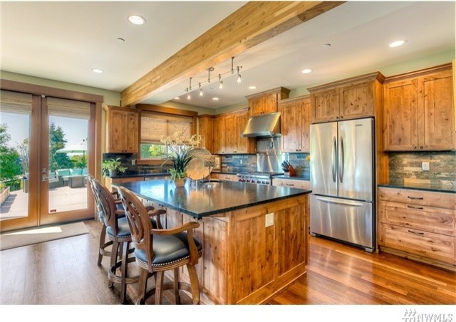 Mountain style home design photo in Seattle