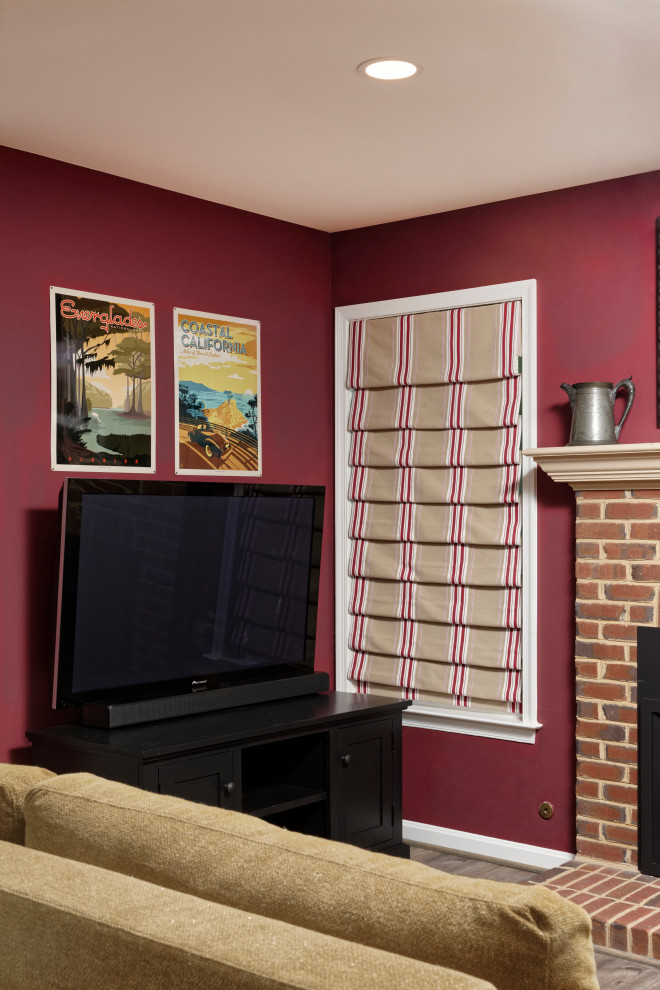 Immagine di un soggiorno chic con pareti rosse, moquette, camino classico e cornice del camino in mattoni
