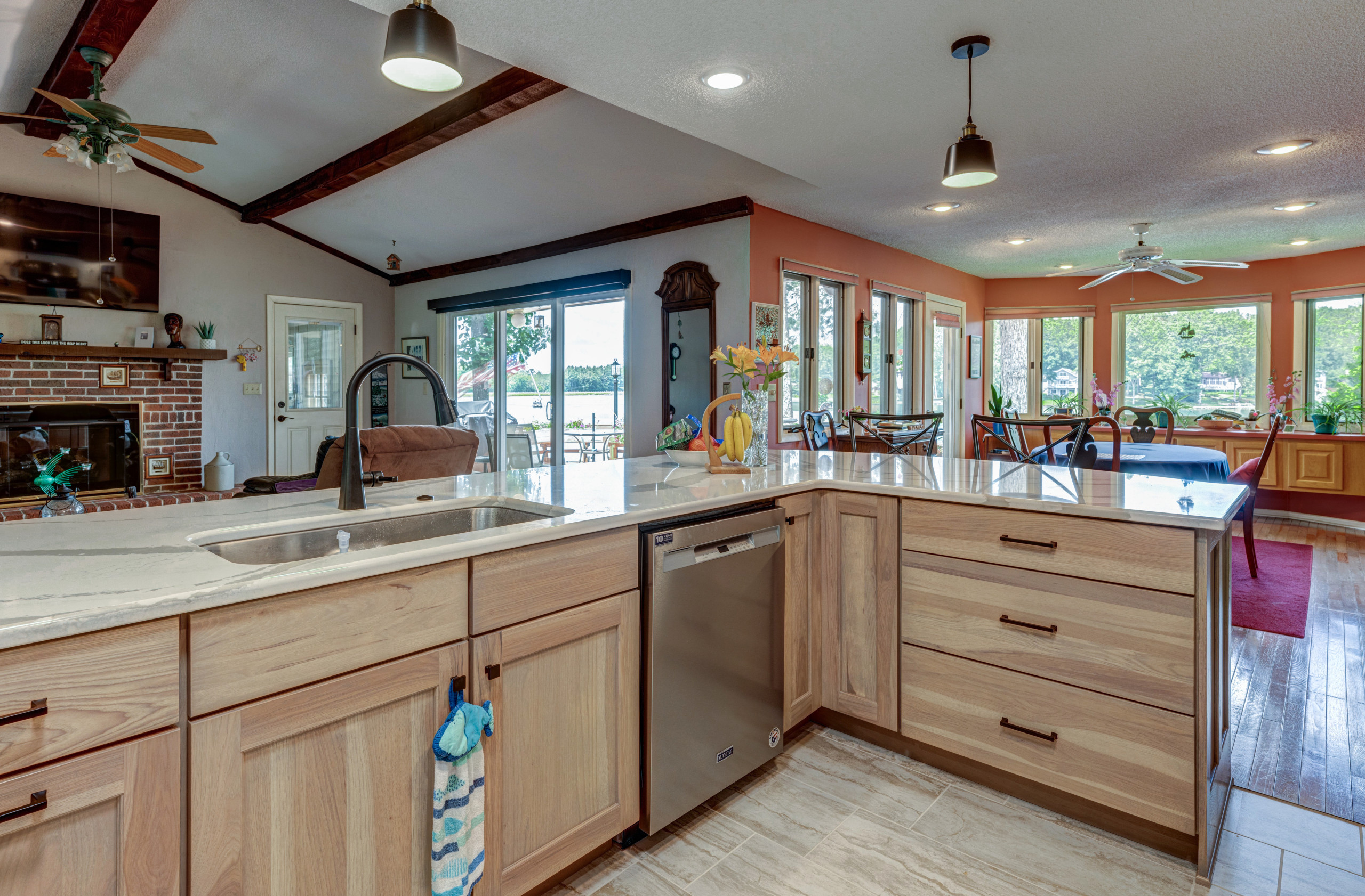 137 Meadowview Drive - Kitchen / Floor