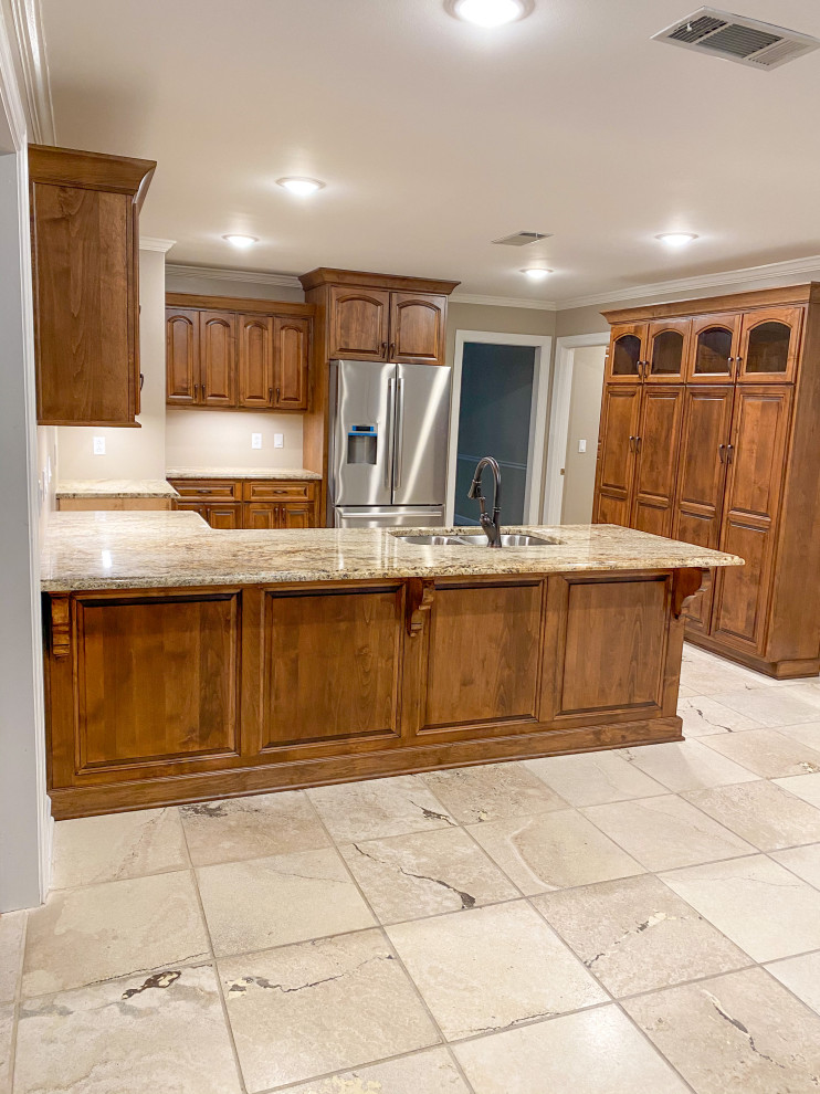 Exempel på ett stort amerikanskt beige beige kök, med en undermonterad diskho, luckor med upphöjd panel, skåp i mellenmörkt trä, granitbänkskiva, rostfria vitvaror, en halv köksö och beiget golv
