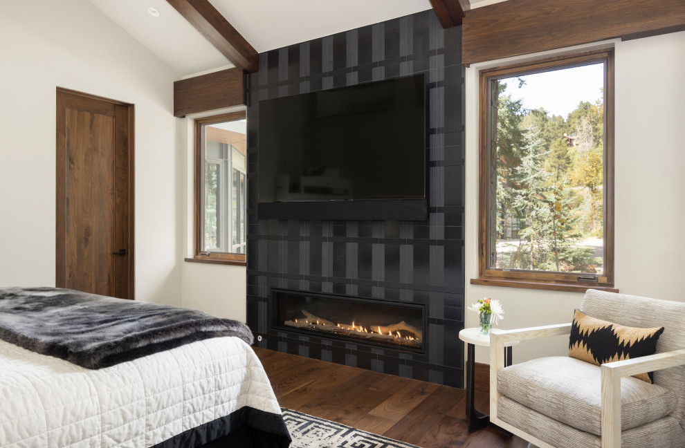 Exemple d'une chambre montagne avec une cheminée standard et un manteau de cheminée en carrelage.