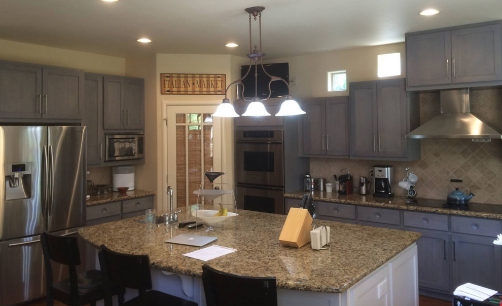 Mid-sized trendy l-shaped eat-in kitchen photo with an undermount sink, shaker cabinets, gray cabinets, beige backsplash, stainless steel appliances and an island