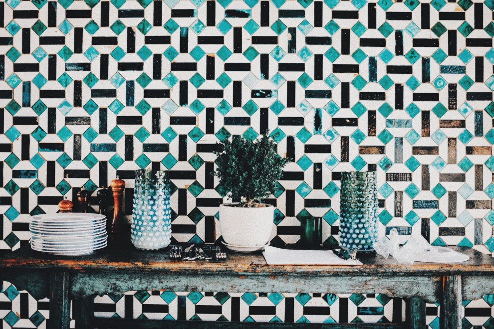 Inspiration för en liten orientalisk matplats med öppen planlösning, med blå väggar, betonggolv och grått golv