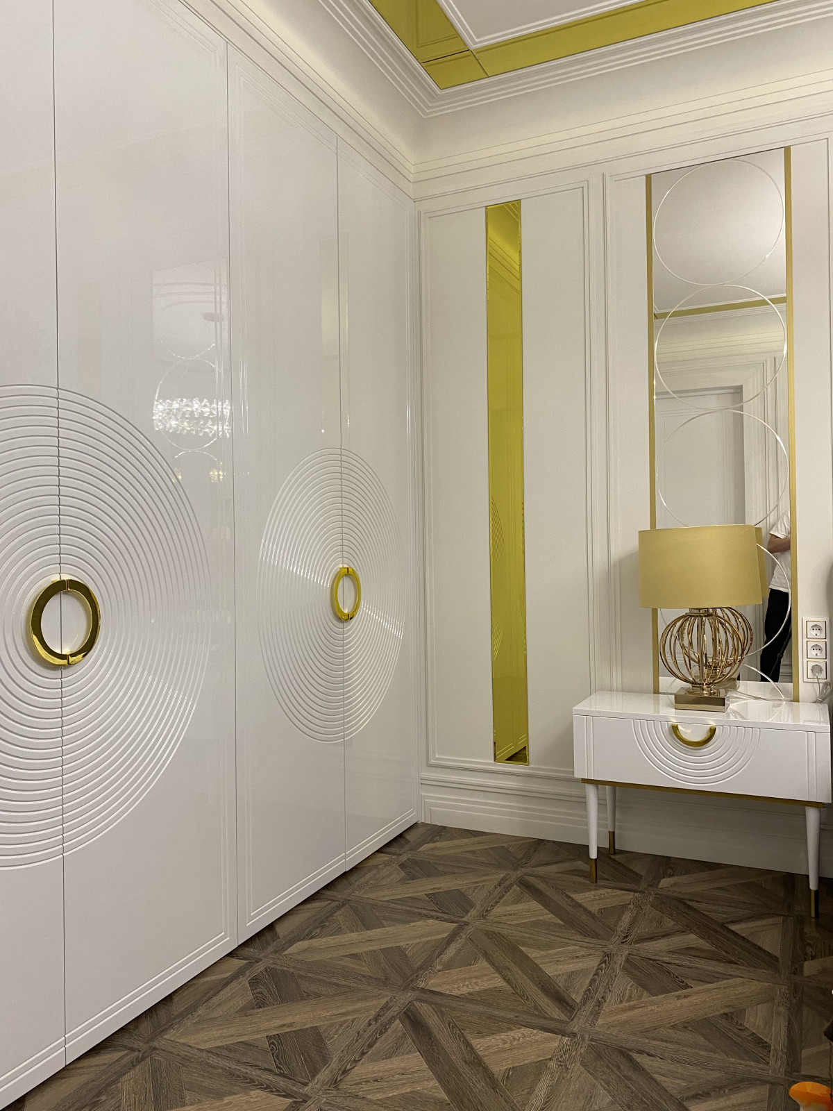 Гардеробный шкаф. Прикроватная тумба.