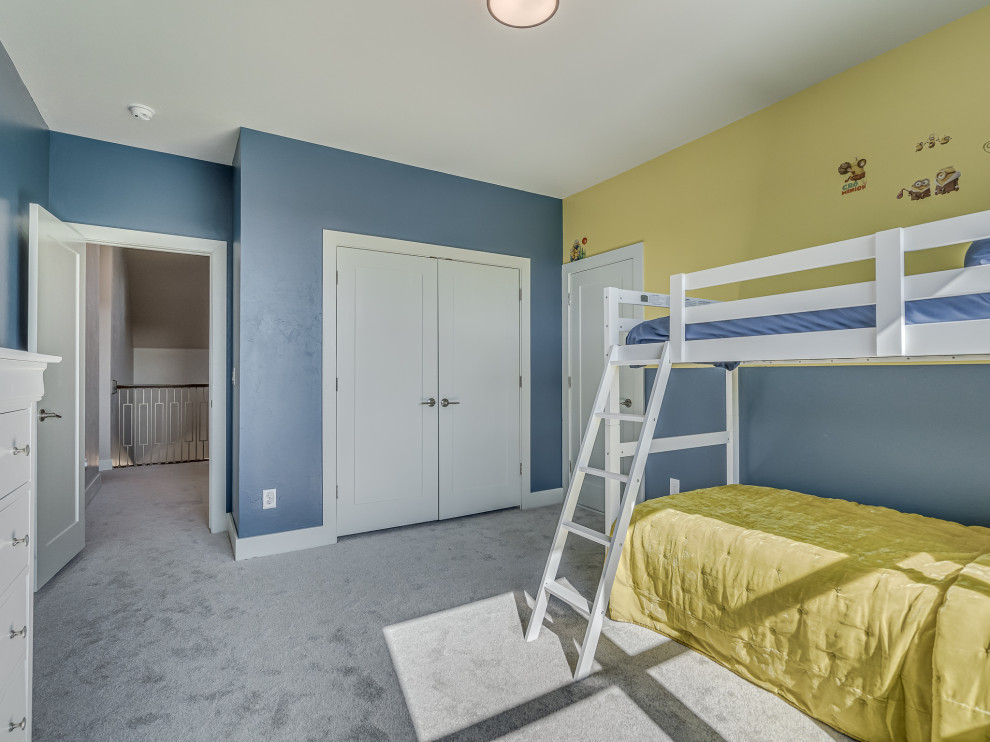Idéer för ett stort lantligt sovloft, med blå väggar, heltäckningsmatta och grått golv