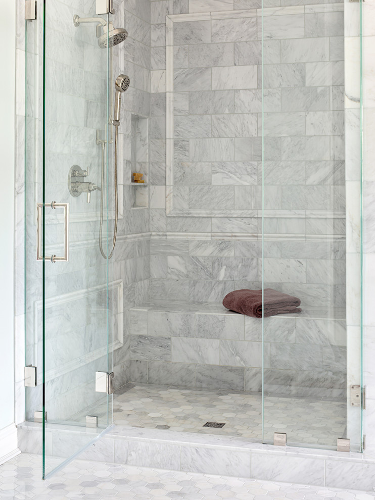 Стильный дизайн: большая главная ванная комната в классическом стиле с фасадами с утопленной филенкой, серыми фасадами, отдельно стоящей ванной, душем в нише, раздельным унитазом, мраморной плиткой, синими стенами, мраморным полом, врезной раковиной, мраморной столешницей, душем с распашными дверями, тумбой под две раковины и встроенной тумбой - последний тренд
