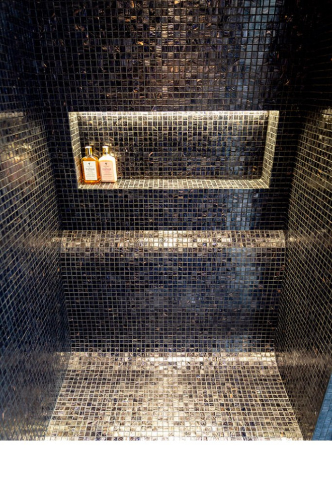 Skandinavisk inredning av ett mellanstort beige beige badrum med dusch, med ett platsbyggt badkar, en dusch/badkar-kombination, ett urinoar, svart kakel, svarta väggar, tegelgolv, ett nedsänkt handfat, svart golv, dusch med gångjärnsdörr, öppna hyllor, vita skåp, bänkskiva i rostfritt stål och keramikplattor