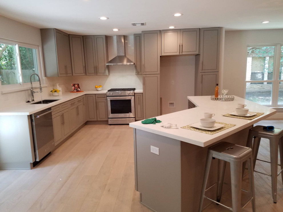 Kitchen - kitchen idea in Austin