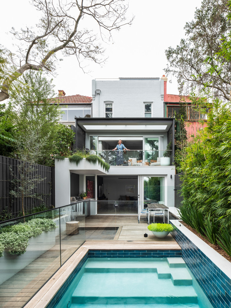 Idées déco pour une grande façade de maison grise contemporaine à trois étages et plus.