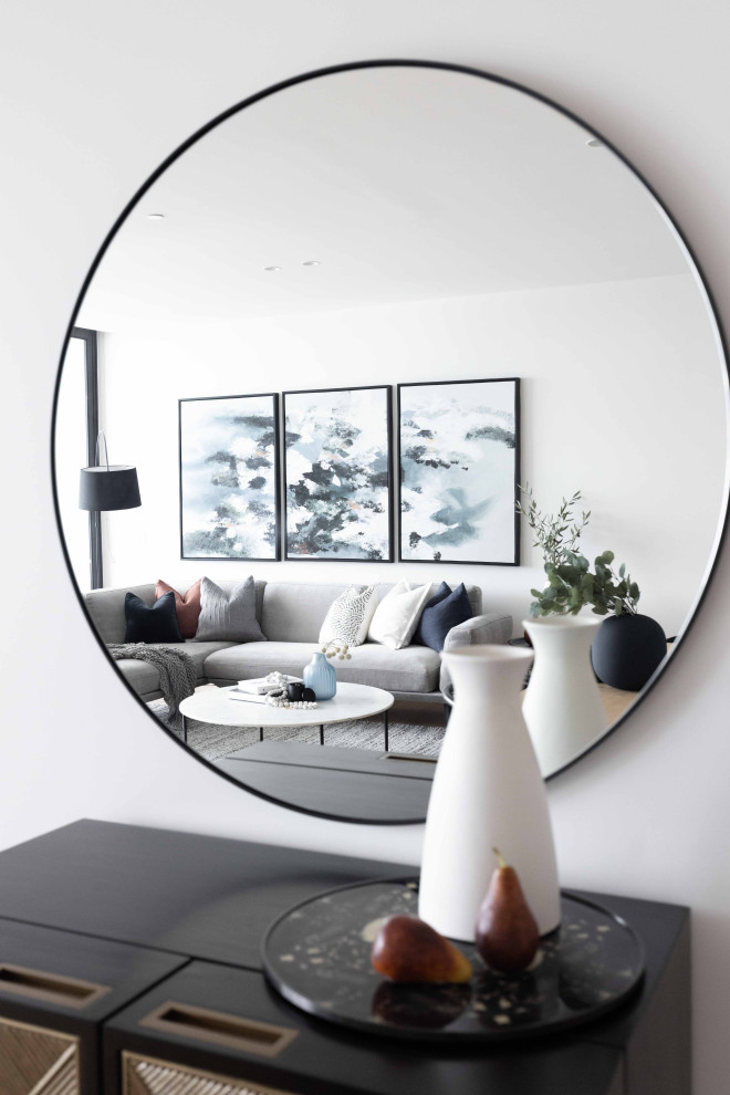 Idee per un grande soggiorno contemporaneo aperto con pareti beige, parquet chiaro, TV a parete e pavimento marrone