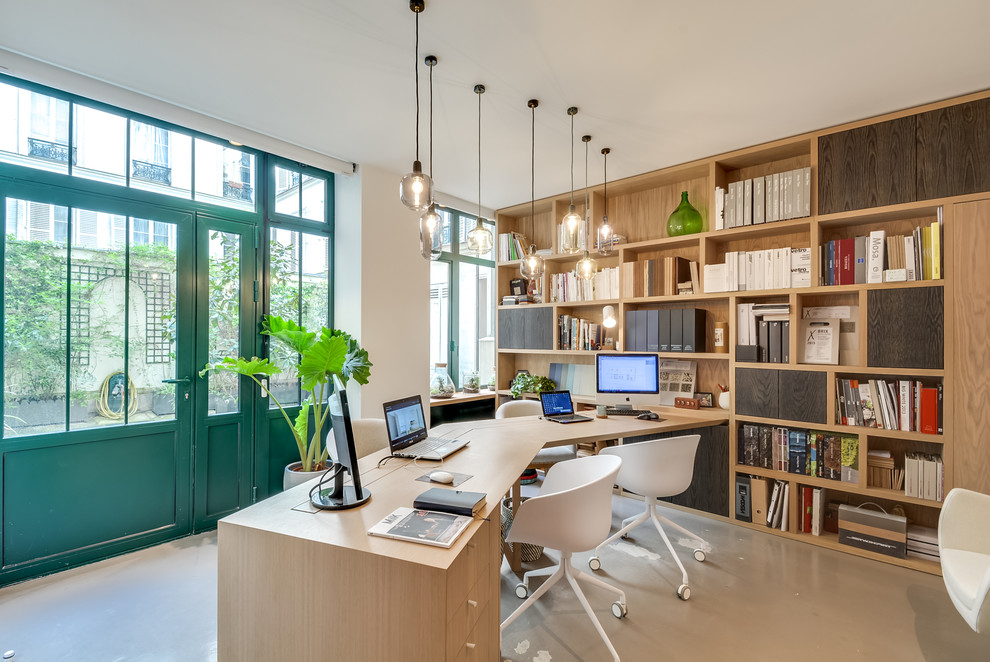 Idée de décoration pour un bureau design de taille moyenne avec un mur blanc, un bureau intégré et un sol gris.
