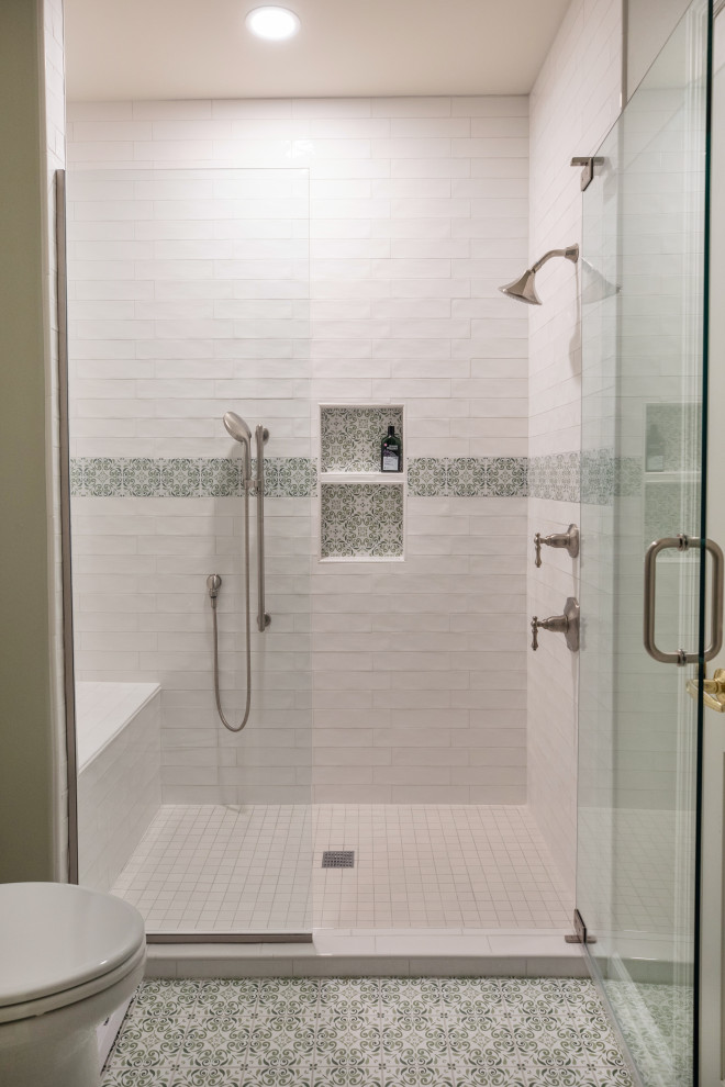 Свежая идея для дизайна: главная ванная комната в стиле неоклассика (современная классика) с фасадами в стиле шейкер, белыми фасадами, душем в нише, раздельным унитазом, зеленой плиткой, керамогранитной плиткой, зелеными стенами, полом из керамогранита, врезной раковиной, столешницей из искусственного кварца, зеленым полом, душем с распашными дверями, белой столешницей, сиденьем для душа, тумбой под две раковины и встроенной тумбой - отличное фото интерьера