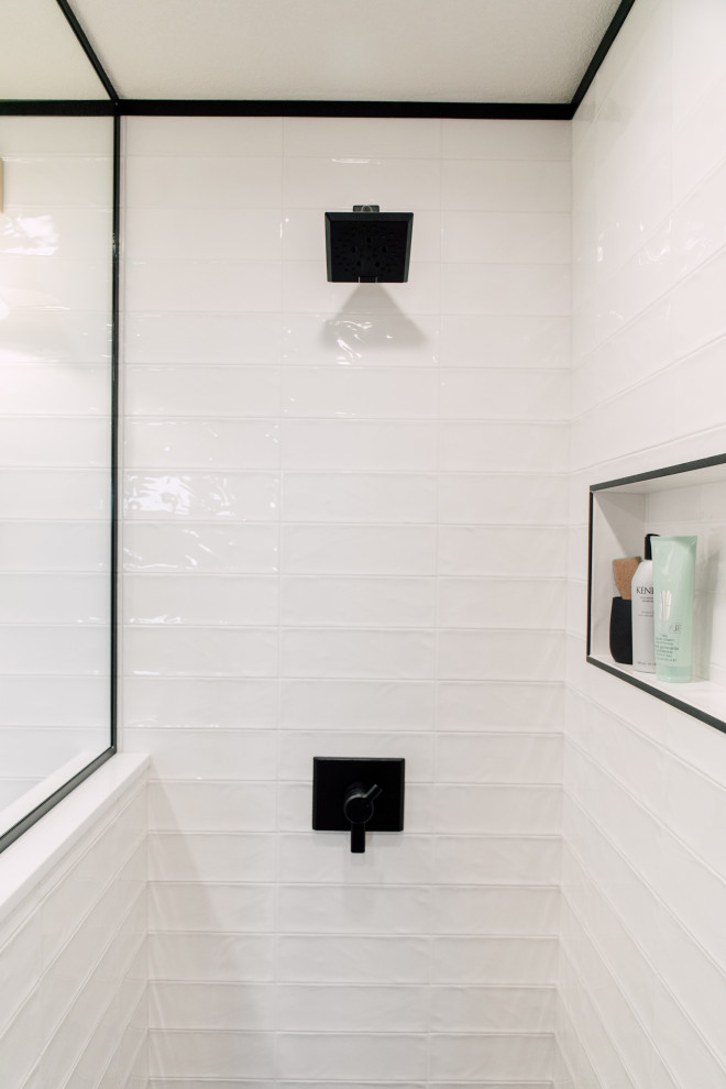 Свежая идея для дизайна: главная ванная комната среднего размера в стиле ретро с фасадами островного типа, светлыми деревянными фасадами, двойным душем, раздельным унитазом, белой плиткой, керамической плиткой, белыми стенами, полом из керамогранита, врезной раковиной, столешницей из искусственного кварца, черным полом, душем с распашными дверями, белой столешницей, нишей, тумбой под две раковины и напольной тумбой - отличное фото интерьера