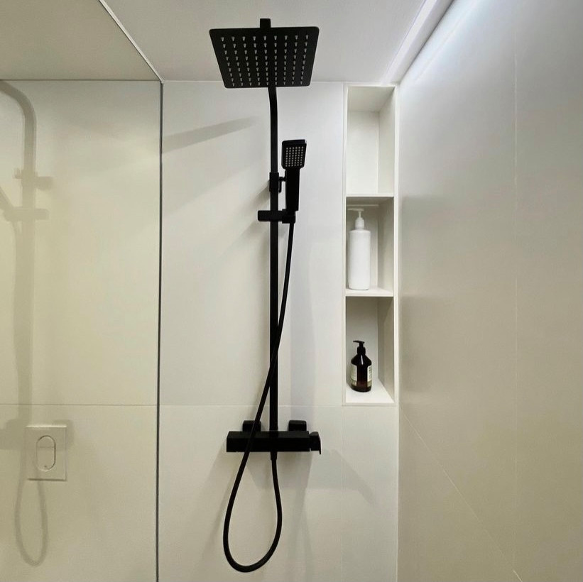 Inspiration för ett litet funkis en-suite badrum, med en kantlös dusch, porslinskakel, vita väggar, cementgolv och grått golv