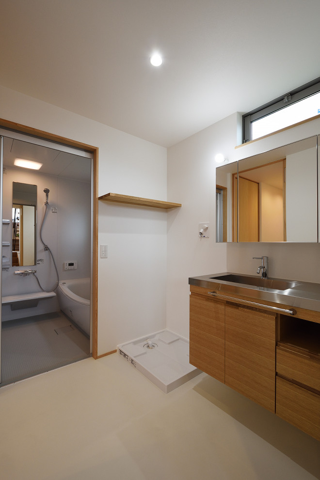 Exemple d'un petit WC et toilettes scandinave avec un placard à porte plane, des portes de placard marrons, un mur blanc, un sol en vinyl, un lavabo intégré, un plan de toilette en bois, un sol beige, meuble-lavabo encastré, un plafond en papier peint et du papier peint.