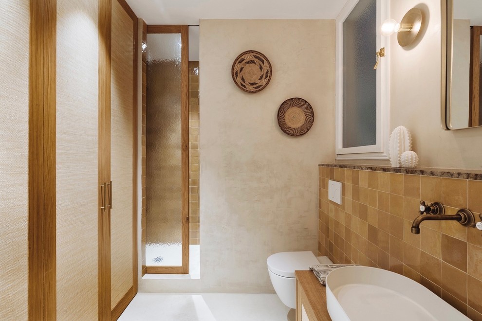 This is an example of a transitional bathroom in Barcelona.