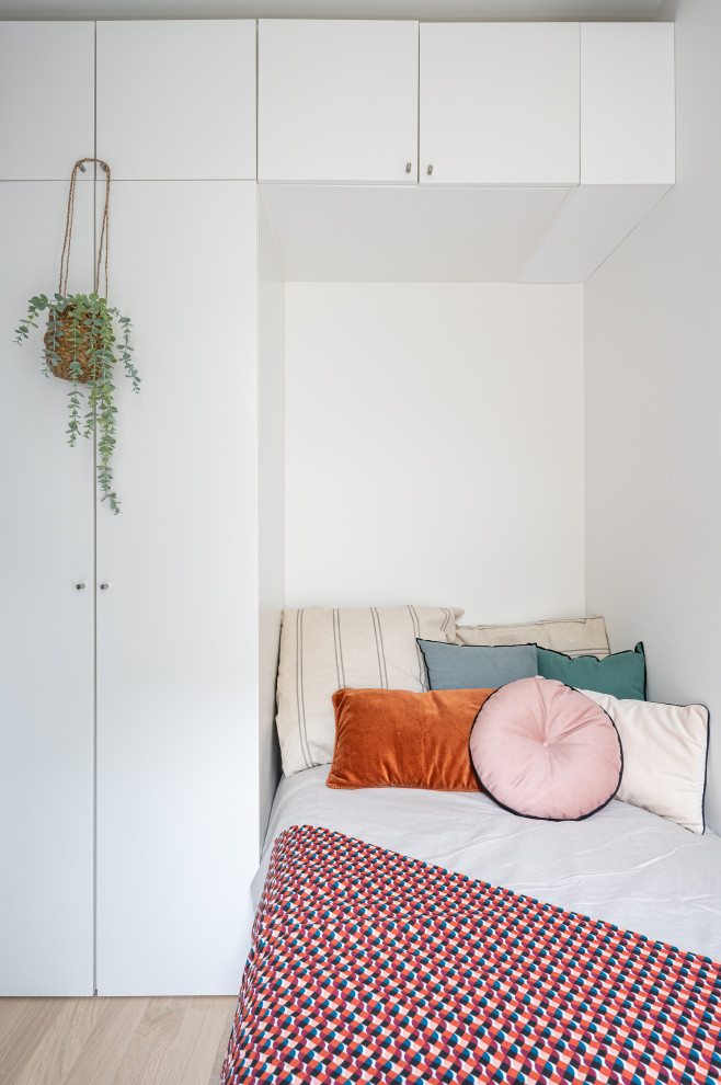 Idee per una piccola cameretta per bambini da 4 a 10 anni contemporanea con pareti bianche, parquet chiaro e pavimento marrone
