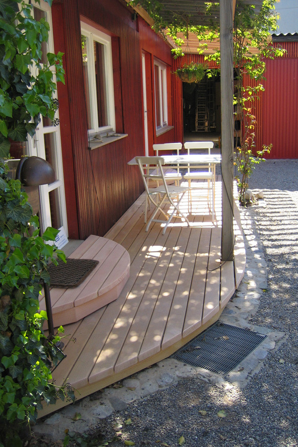 Design ideas for a small country side yard deck in Hamburg with a pergola.