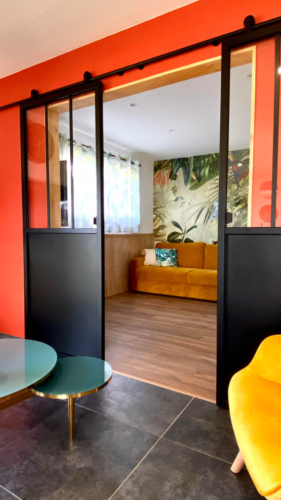 Idee per un soggiorno moderno di medie dimensioni e aperto con pareti arancioni, parquet chiaro, TV a parete e boiserie
