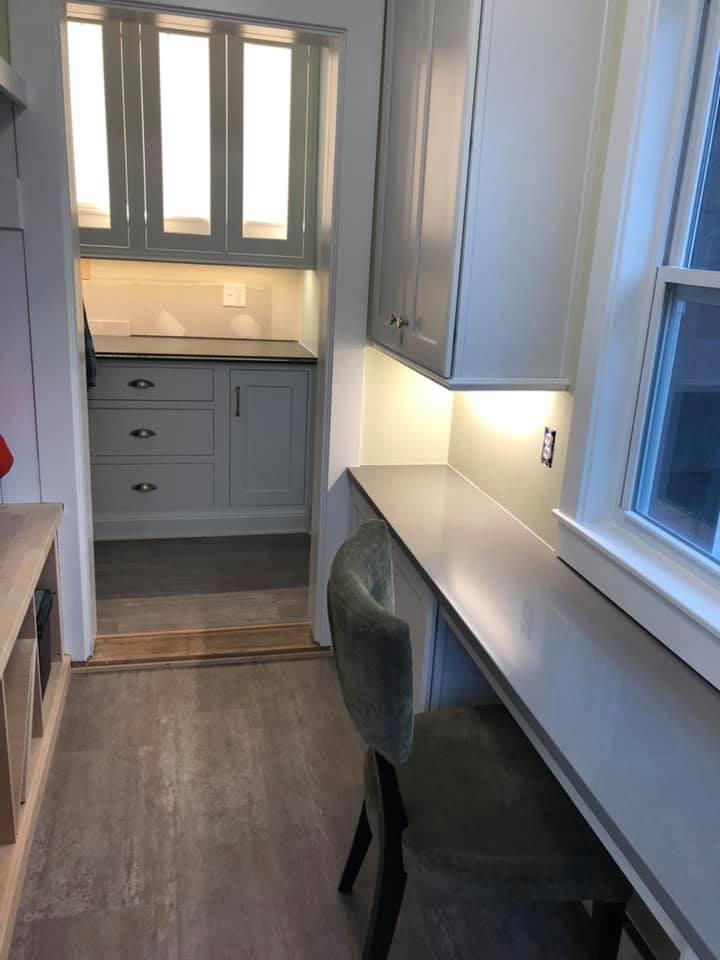 Foto de despacho clásico pequeño con suelo vinílico, escritorio empotrado y suelo gris