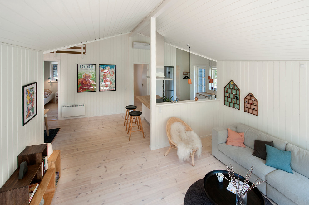 Inspiration for a small traditional open concept living room in Odense with light hardwood floors.