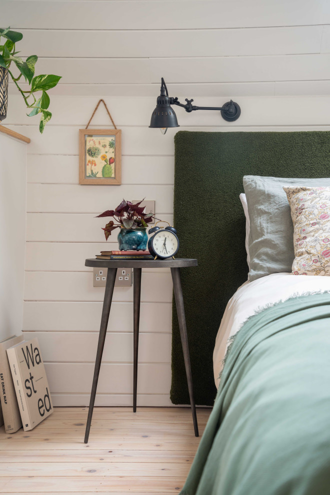 Mittelgroßes Skandinavisches Schlafzimmer mit hellem Holzboden, Holzdielendecke und Holzdielenwänden in West Midlands