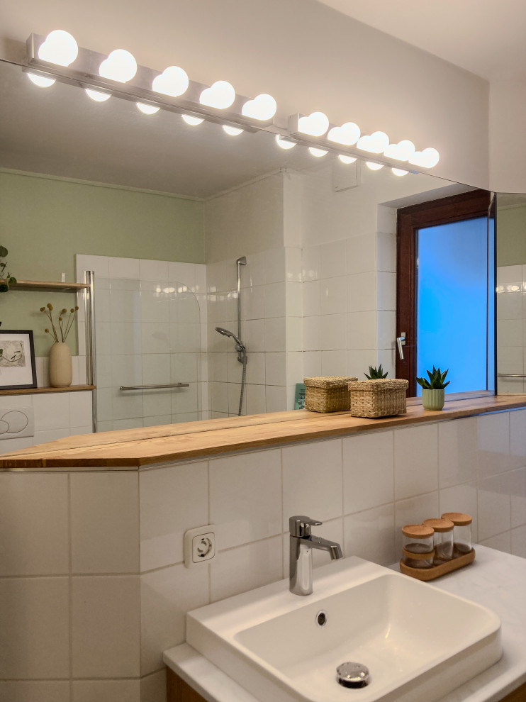 Kleines Modernes Duschbad mit Einzelwaschbecken in Bremen