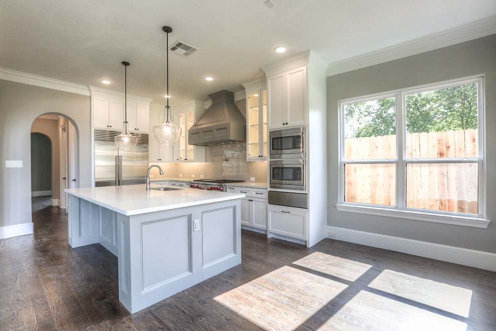 Kitchen - transitional kitchen idea in Houston