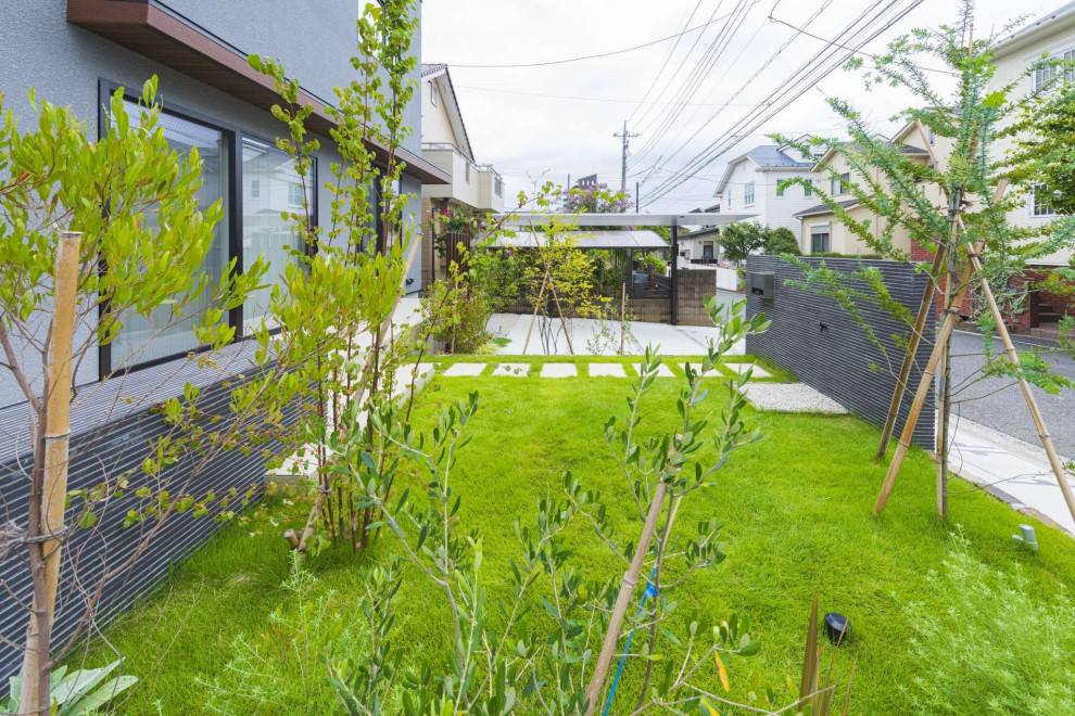 Inspiration for a mid-sized modern front yard full sun outdoor sport court in Yokohama with with lawn edging.