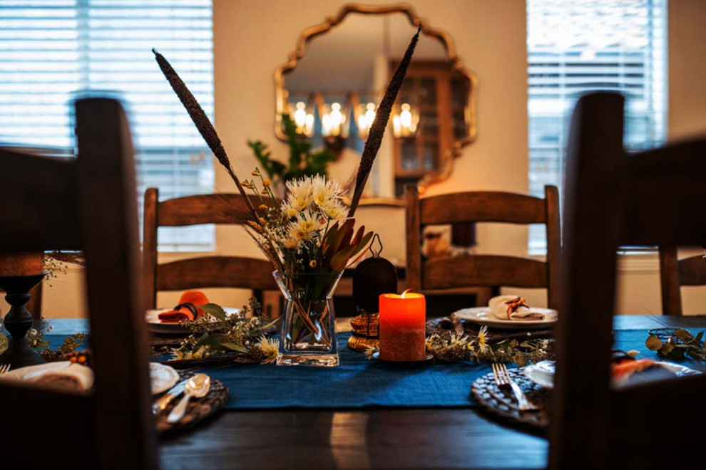 Cette photo montre une salle à manger éclectique de taille moyenne avec une banquette d'angle, un mur beige, parquet clair, une cheminée standard et un sol beige.