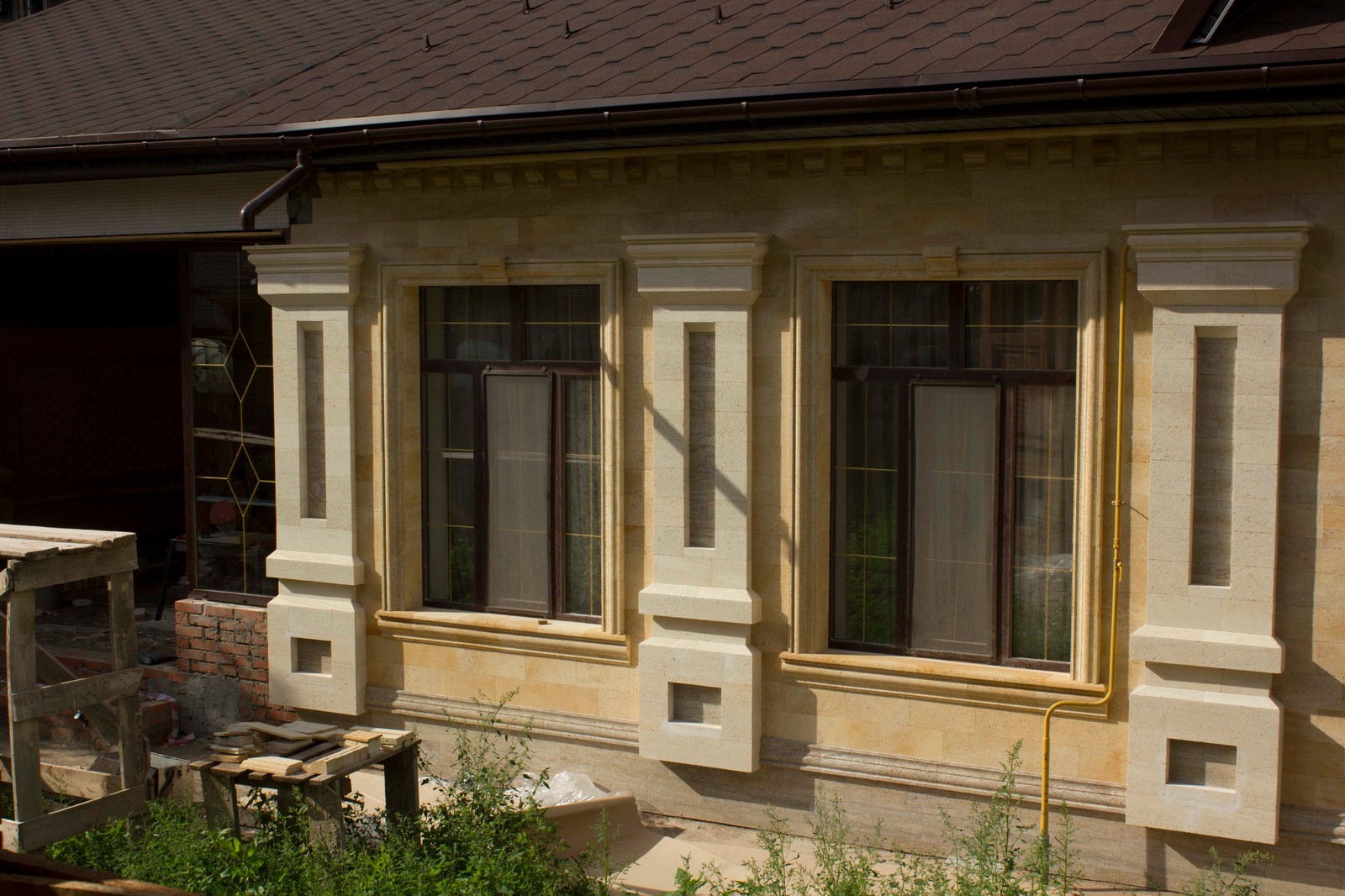 Облицовка природным камнем комплекса для отдыха с беседкой.