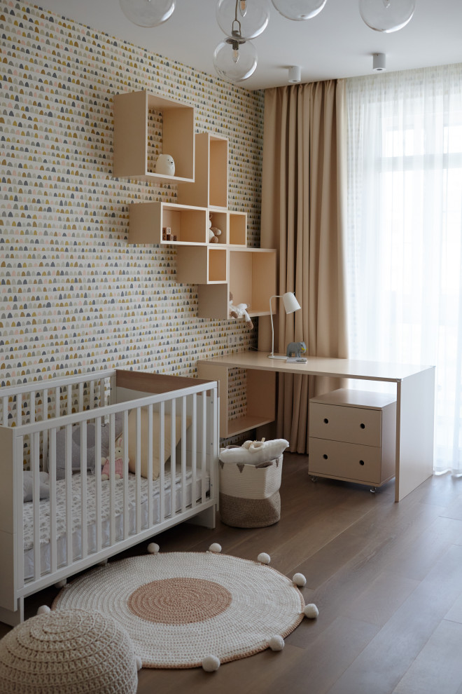 Exempel på ett mellanstort modernt babyrum, med flerfärgade väggar, mellanmörkt trägolv och beiget golv