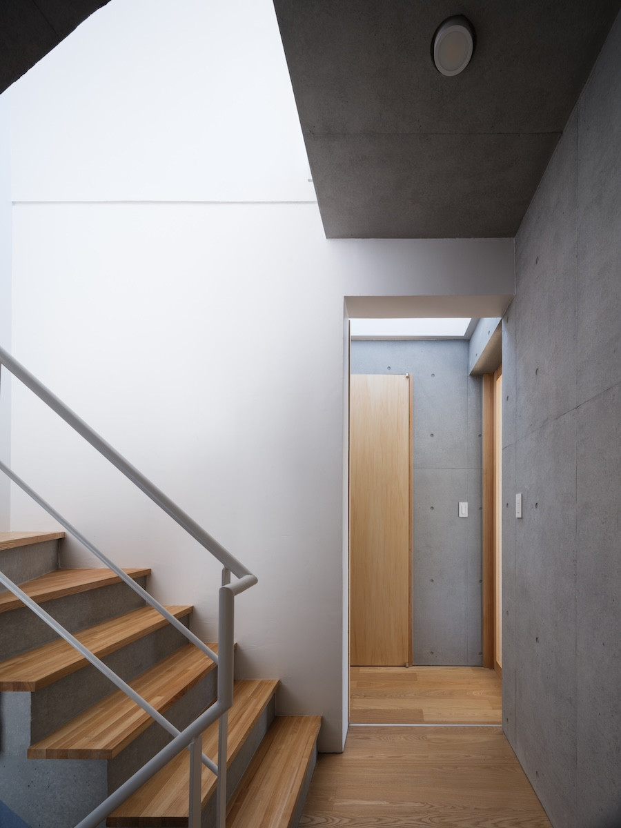 Example of a minimalist staircase design in Tokyo