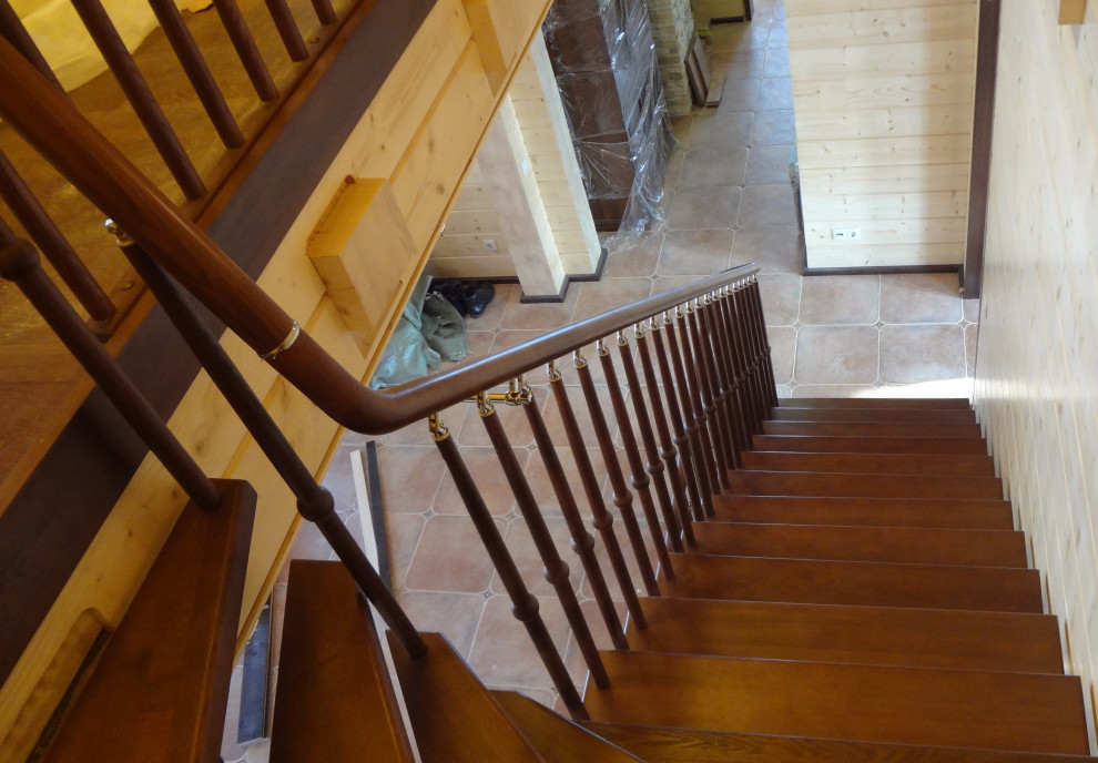 Лестница на второй этаж из дерева ясень. Самара пос. Малая царевщина.