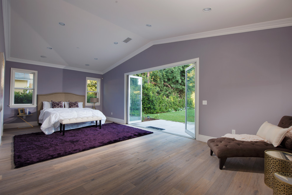 Idee per una camera matrimoniale contemporanea di medie dimensioni con pareti viola e parquet scuro