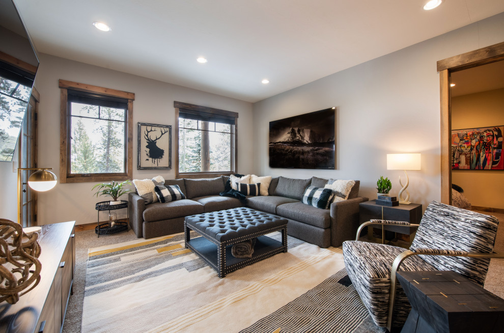 Esempio di un soggiorno design aperto con pareti grigie, moquette, nessun camino, TV a parete e pavimento beige