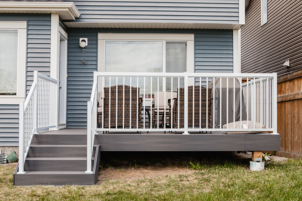 Small backyard deck photo in Calgary