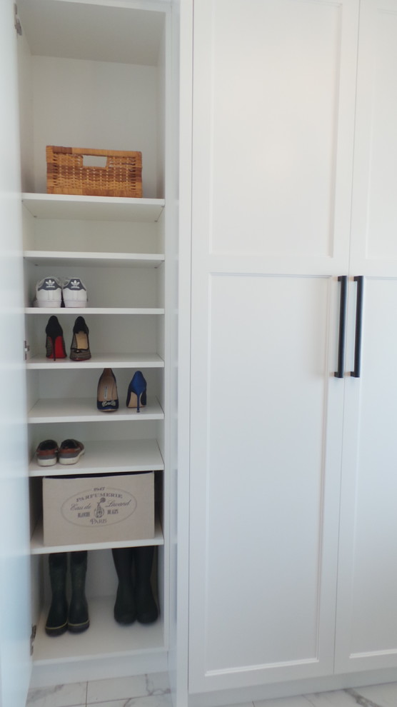 Transitional entryway photo in Toronto