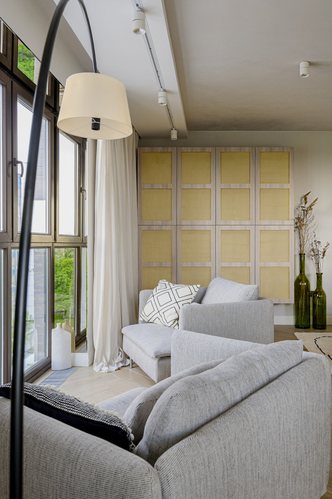 На фото: объединенная гостиная комната среднего размера, в белых тонах с отделкой деревом в современном стиле с серыми стенами, полом из керамогранита, телевизором на стене и бежевым полом