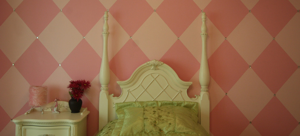 Inspiration för mellanstora klassiska flickrum kombinerat med sovrum och för 4-10-åringar, med rosa väggar, heltäckningsmatta och beiget golv